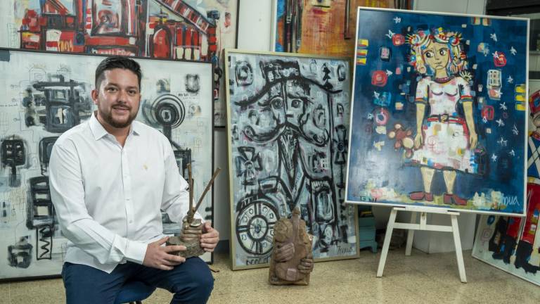 Fernando Xavier Insua Romero es artista plástico y gestor cultural. Posa en su taller en el centro de Guayaquil con distintos cuadros y las esculturas “Las manos que siembran” basada en el poema “el sembrador del monte” y “El niño sosteniendo el violín”, basado en el poema “El violin de Yanko”.