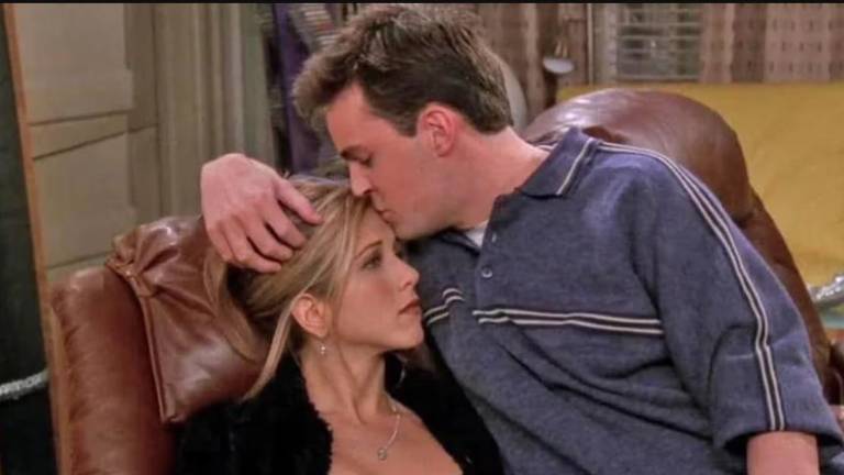 Así fue la íntima relación entre Matthew Perry y Jennifer Aniston: él se enamoró pero no fue correspondido