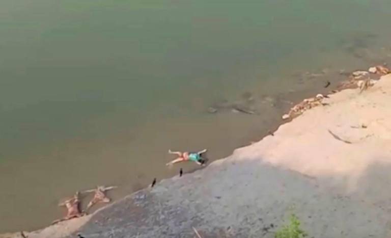 $!Misteriosos cadáveres aparecen en un río de India