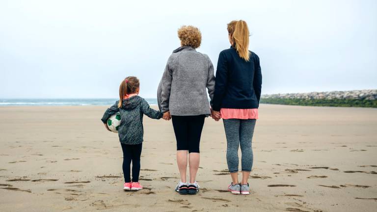 Dos madres quieren inscribir a su hija con los apellidos de ambas: Corte Constitucional analiza el caso
