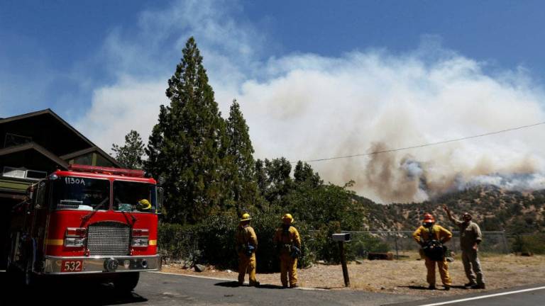 Bomberos batallan contra feroz incendio en California