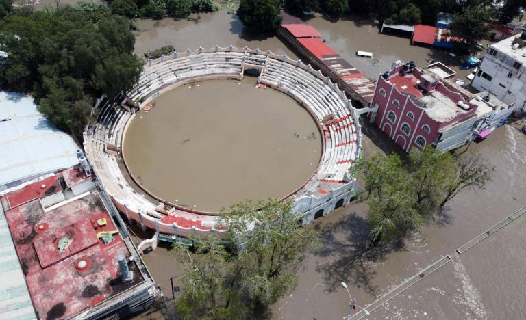 $!Fotografía tomada con un drone hoy que muestra la plaza de toros inundada por las fuertes lluvias de ayer lunes, en la ciudad de Tula, estado de Hidalgo (México).