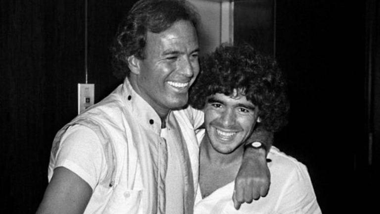 Julio Iglesias a Maradona: “Te amaba mucho Diego”