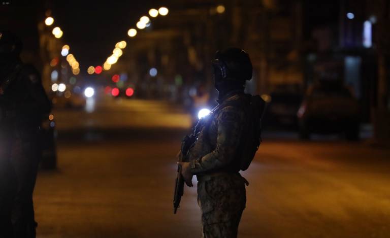 $!Fotografía de militares recorriendo en horario de toque de queda las calles del cantón Durán, que, al igual que Camilo Ponce Enríquez, ha registrado una escalada de violencia vertiginosa durante este año.