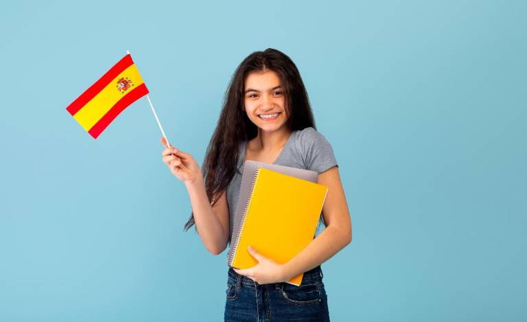 $!Joven recibe su ciudadania española.