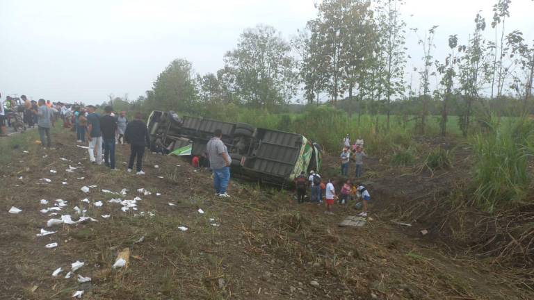 Bus se vuelca en una vía en la provincia del Guayas: tres heridos y dos fallecidos