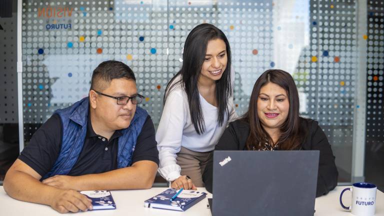 Colaboradores de una empresa comparten momentos lúdicos como una forma de generar cercanía y unión en el equipo de trabajo.