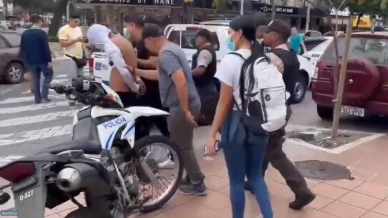 VIDEO: Ingresan a robar dentro de un banco en Urdesa, pero Policía frustra el asalto y captura a un implicado