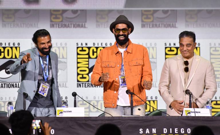 $!Los actores indios Rawa Daggubati (izquierda), Kamal Haasan (centro) y Prabhas (derecha) asisten al panel Project-K que presenta la película Kalki 2898-AD durante la Comic Con en San Diego, California.