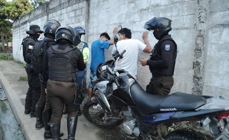 $!Fotografía de un operativo realizado en conjunto entre la Policia Nacional y la ATM en Pascuales, al norte de Guayaquil, el 8 de febrero del 2024.