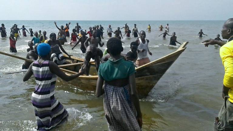 Treinta muertos en un naufragio en Uganda