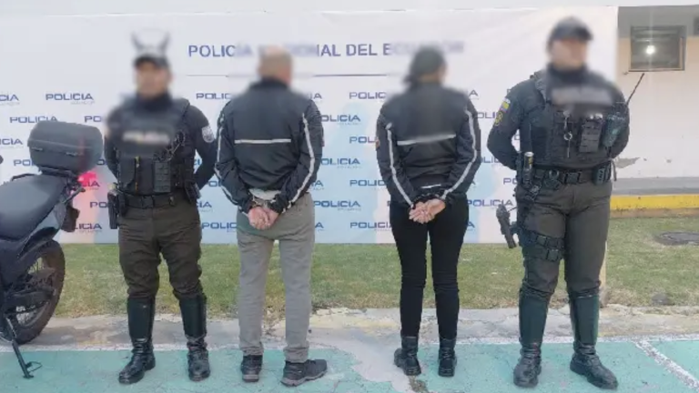 Pareja fingía funciones policiales para amedrentar a conductores en Quito