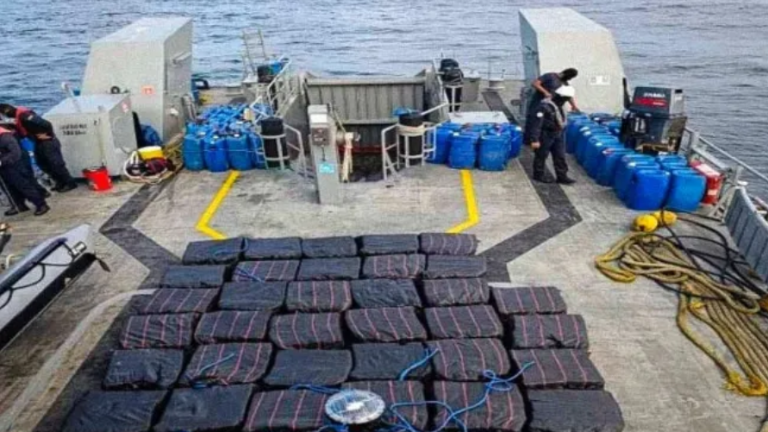 'Narcolancha' con 1,8 toneladas de cocaína en Galápagos: procesan a tripulantes que intentaron deshacerse de la droga