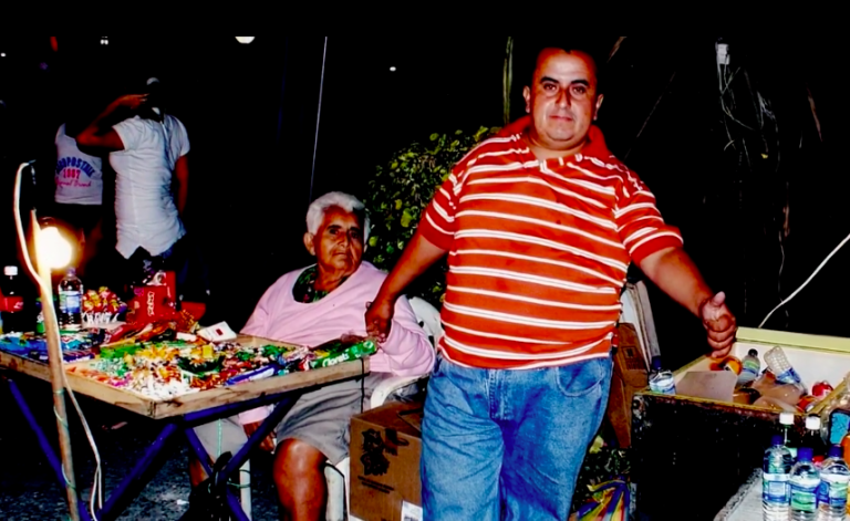 $!Carlos Alfredo Rivas Vera junto a su madre. Los dos vendían juntos caramelos en las principales calles de Portoviejo.