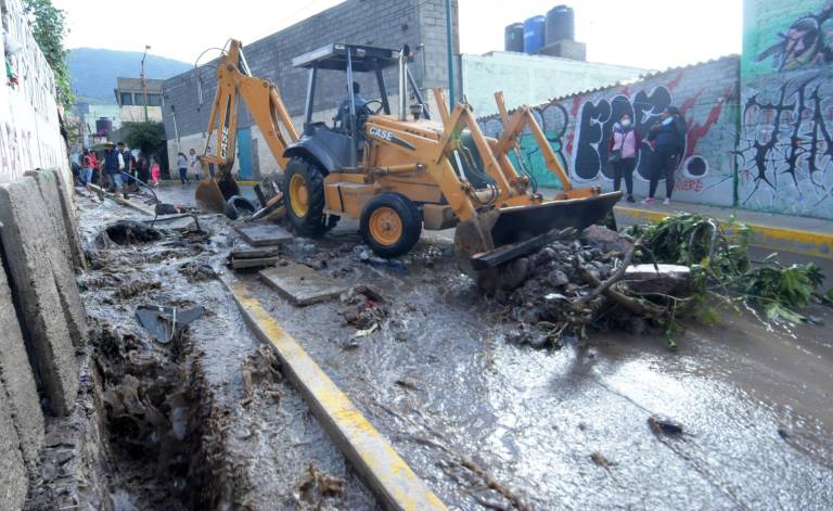 $!Operarios de maquinaria pesada remueven escombros debido a inundaciones hoy en una colonia del municipio de Ecatepec, en el Estado de México (México). Las autoridades mexicanas confirmaron este miércoles un fallecido y daños materiales menores por el terremoto de magnitud 7,1 que sacudió el centro y sur de México, en una jornada trágica por la muerte de al menos otras 14 personas en inundaciones.