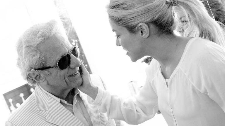 La cantante colombiana Shakira dio a conocer que su viaje relámpago a Colombia se debe a la salud de su papá y desmintió que su madre fuese ingresada a urgencias.