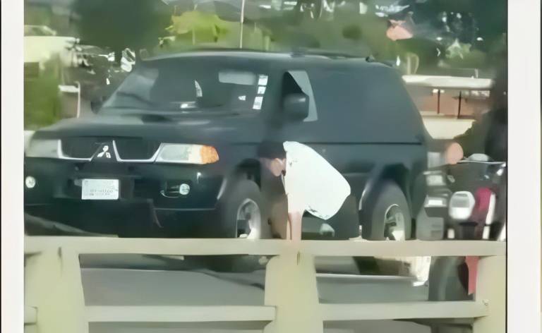 $!El sargento de Policía Ecuador Castro intentó suicidarse en la escena del crimen. Se incorporó, caminó hasta su vehículo y se alejó. Acabó con su vida más tarde.