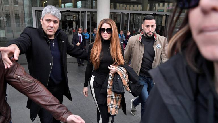 La cantante colombiana Shakira (centro) abandona el juzgado de Barcelona el 1 de diciembre de 2022, tras haber asistido a la ratificación de la demanda de separación de su exmarido, el futbolista español Gerard Piqué (no en la foto) y al acuerdo sobre la custodia de sus hijos.