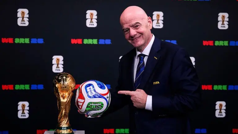 Gianni Infantino junto al balón y trofeo de la Copa del Mundo 2026.