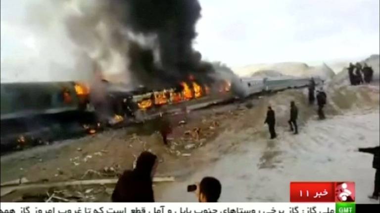 Al menos 40 muertos al chocar dos trenes de pasajeros en Irán