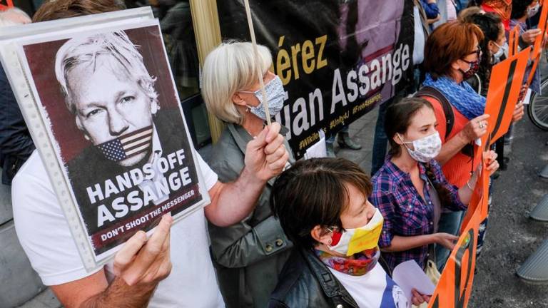 Aplazan juicio contra Assange por posible caso de COVID-19