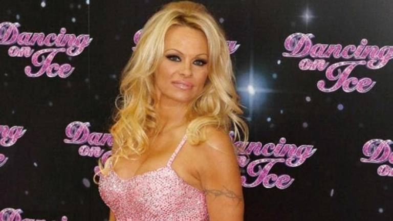 Pamela Anderson luce irreconocible en su último corto