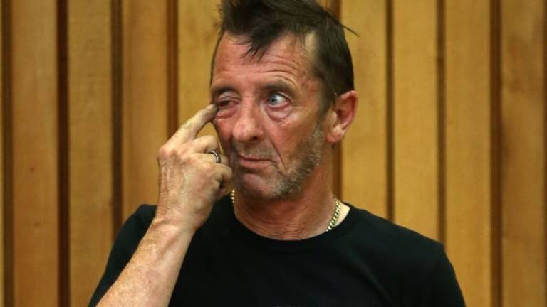 Tribunal condena a Phil Rudd, exbatería de AC/DC