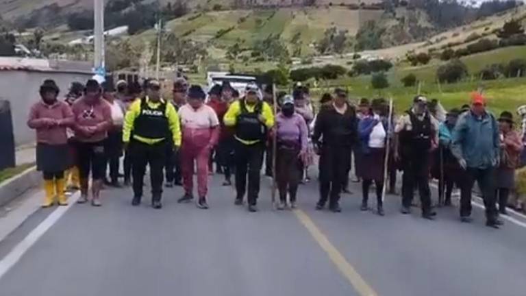 Comunidad indígena de Cotopaxi expulsa a patrulla policial y mantiene retenidos a tres agentes