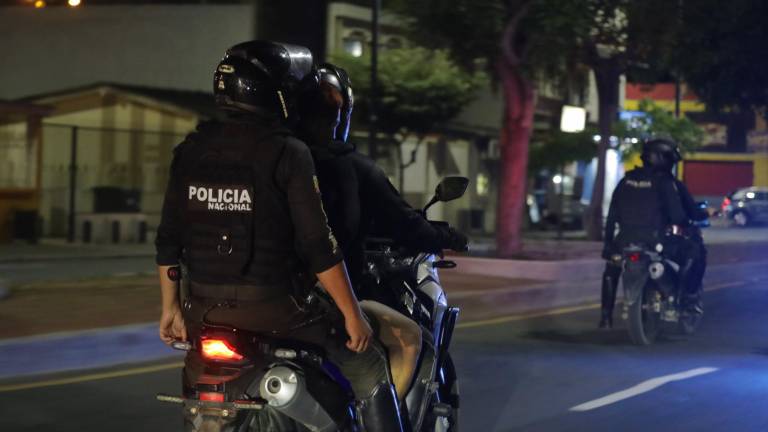 Atentados en Ecuador: policías secuestrados, vehículos incendiados, ataques con explosivos y fuga de presos