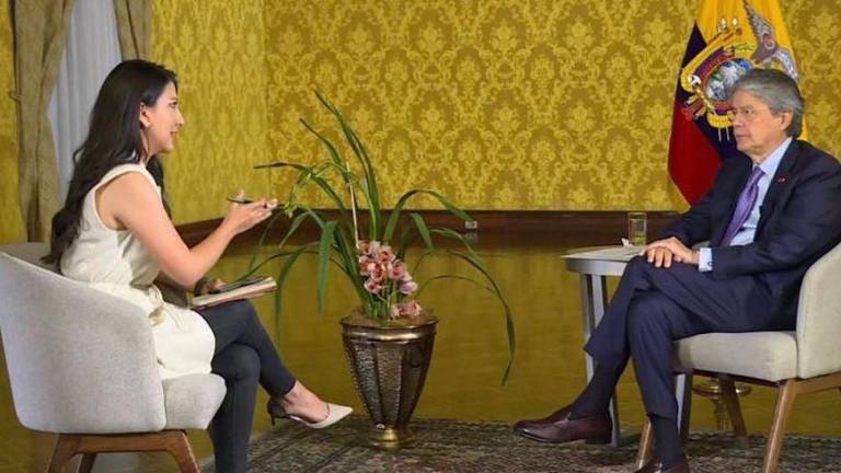 La periodista Ana María Cañizares, corresponsal de CNN, durante su entrevista al presidente ecuatoriano Guillermo Lasso.