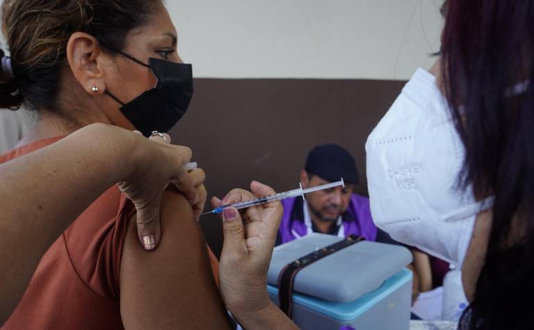 $!Enfermera coloca dosis de vacuna para la Fiebre Amarilla a una mujer, en un centro de salud en Guayaquil.