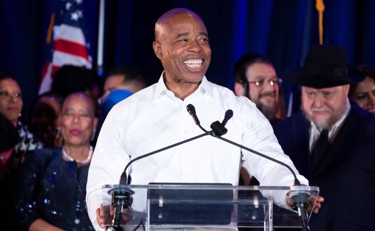 $!Adams sufrió la pérdida de su madre, pero ha usado este recurso para acercase a la gente.