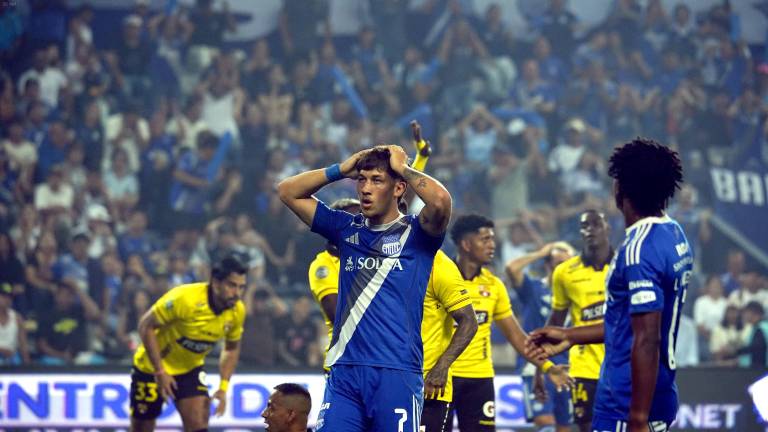 Jugador de Emelec disputando el Clásico del Astillero ante Barcelona SC.