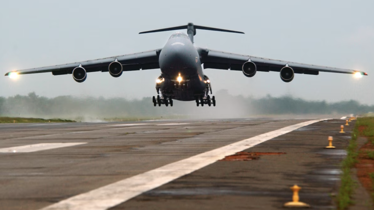 EE.UU. intensifica la cooperación en Ecuador: así es el C-5M Super Galaxy, su avión militar más grande, que aterrizó en Guayaquil
