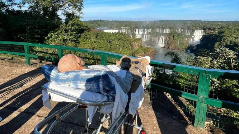 VIDEO: Ver las cataratas del Iguazú... El último deseo de un paciente terminal cumplido por un equipo de médicos y su familia