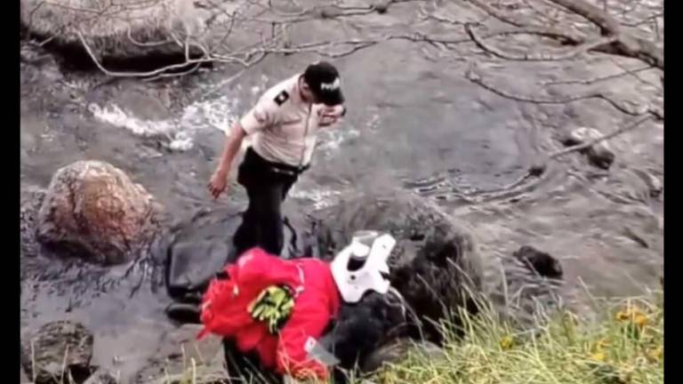 Un policía que patrullaba por el sector, observó el hecho y de imediato se lanzó al río y logró apagar el fuego.