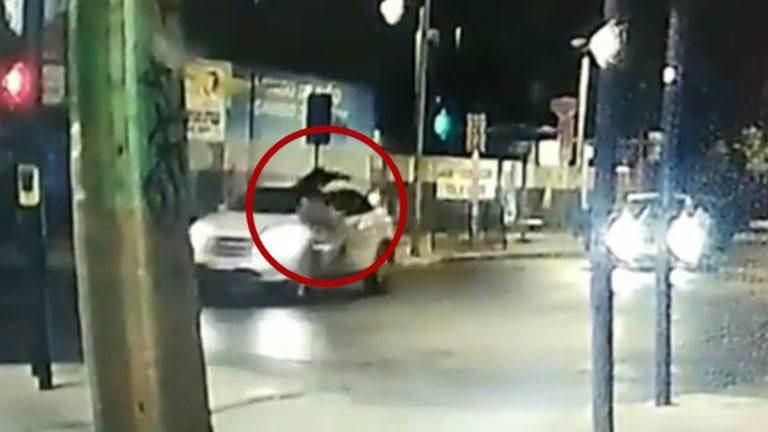 Video muestra a una mujer que se salva de ser asaltada, luego de atropellar a uno de los sospechosos