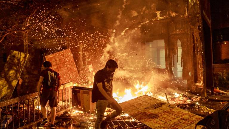 Furia en Minneapolis, incendio en comisaría durante las protestas por George Floyd