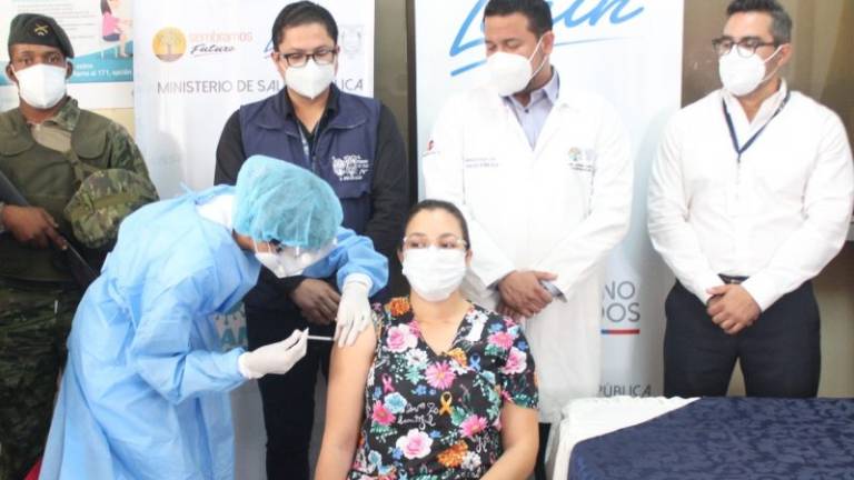 Personal médico de Santa Elena y Guaranda fue vacunado contra la COVID