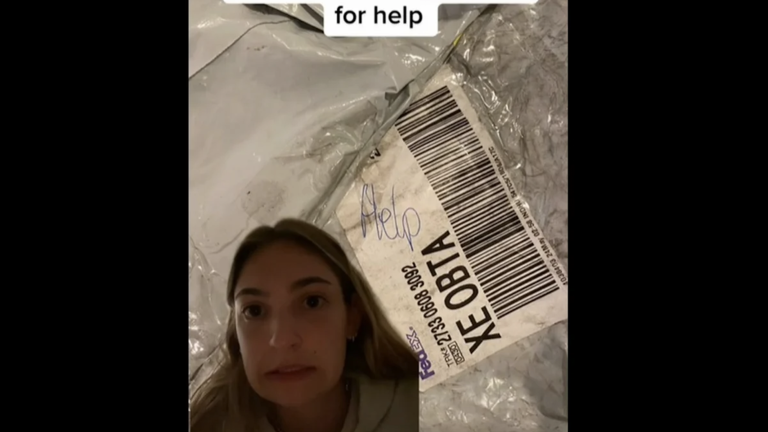 ¡Necesitamos su ayuda!: el extraño mensaje en una etiqueta de ropa que se hizo viral