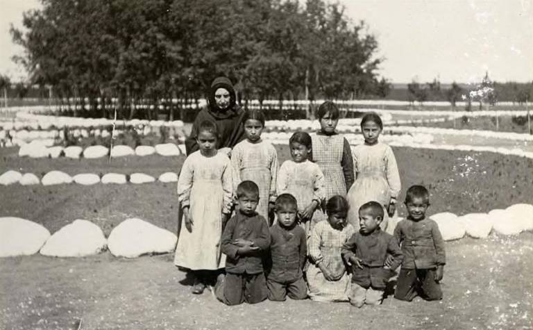 $!Niños de una escela para indígenas en 1910.