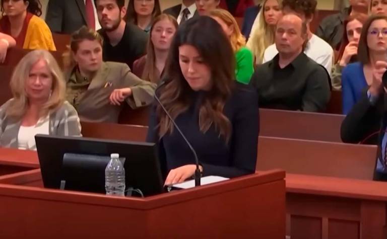 $!Camille Vasquez mientras realizaba un interrogatorio a Amber Heard en el juicio.