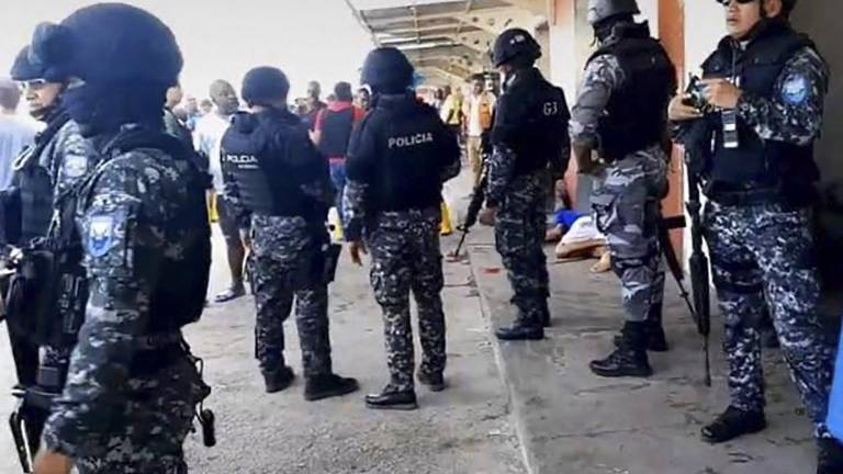 Video: agente de Policía recomienda a padres que sus hijos utilicen chalecos antibalas en Esmeraldas