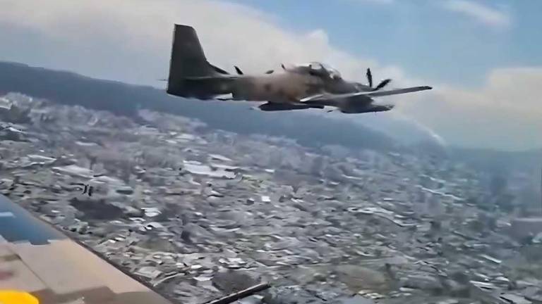 La FAE compartió videos de los sobrevuelos que están realizando sus aeronaves en Guayaquil.