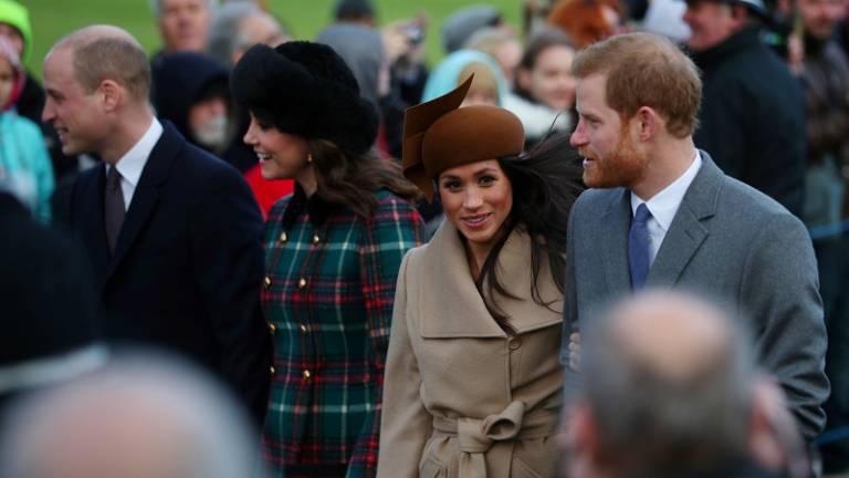 Markle se une a la familia real británica en su festejo navideño
