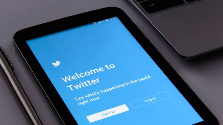 Twitter suspende cuentas que divulgan teorías de conspiración de QAnon