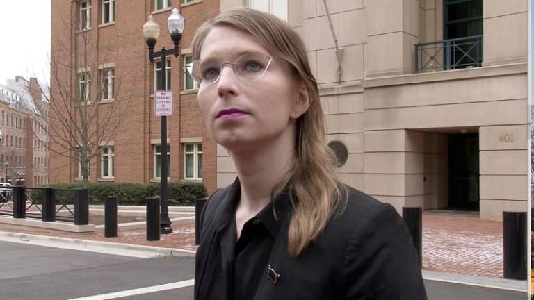 Chelsea Manning sale de prisión tras negarse a declarar sobre Assange