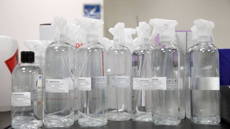 Hombre en EEUU donó miles de botellas de gel desinfectante que iba a revender