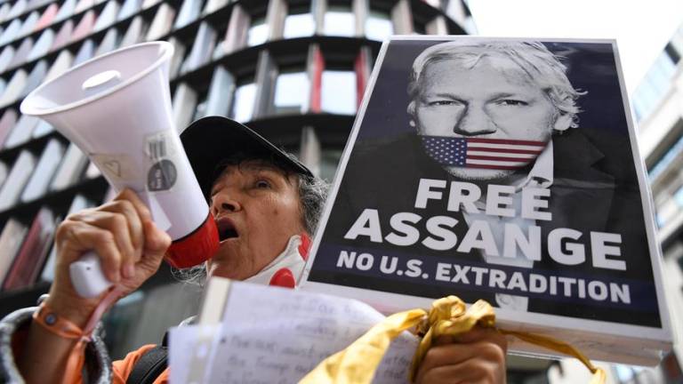 Assange rechaza su extradición a EEUU tras ser detenido de nuevo; amplían cargos en su contra
