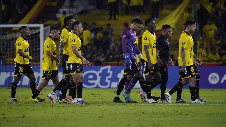Jugadores de Barcelona SC tras el final del primer tiempo del partido frente a Universidad Católica de Chile.